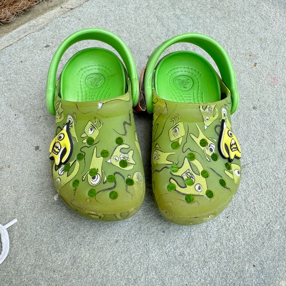 CROCS Green Slippers with Perforated Design and Rotating Heel Strap - Picture 5 of 5